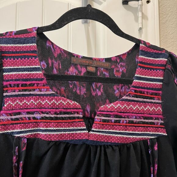 A Common Thread Black Pink Floral Embroidered Split Neck Short Sleeve Top Size M - Picture 2 of 10
